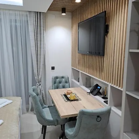 Lux Dunja Cardaci - *