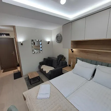 Lux Dunja Cardaci - *