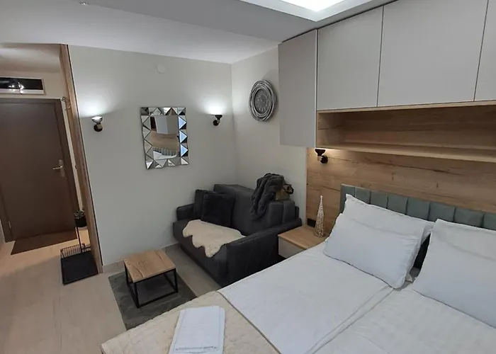 Lux Dunja Cardaci - *